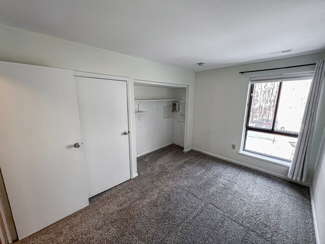 Building Photo - Sun-filled 2 Bed 1.5 Bath With Bonus Offic...