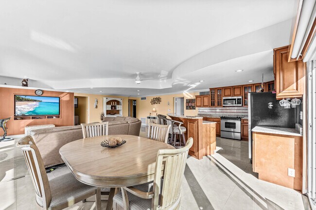 Building Photo - 1166 Hillsboro Mile