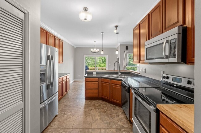 Building Photo - Beautiful 3-Bed, 3-Bath Home in Excellent ...