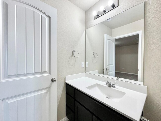 Building Photo - 415 Crater Lake Dr