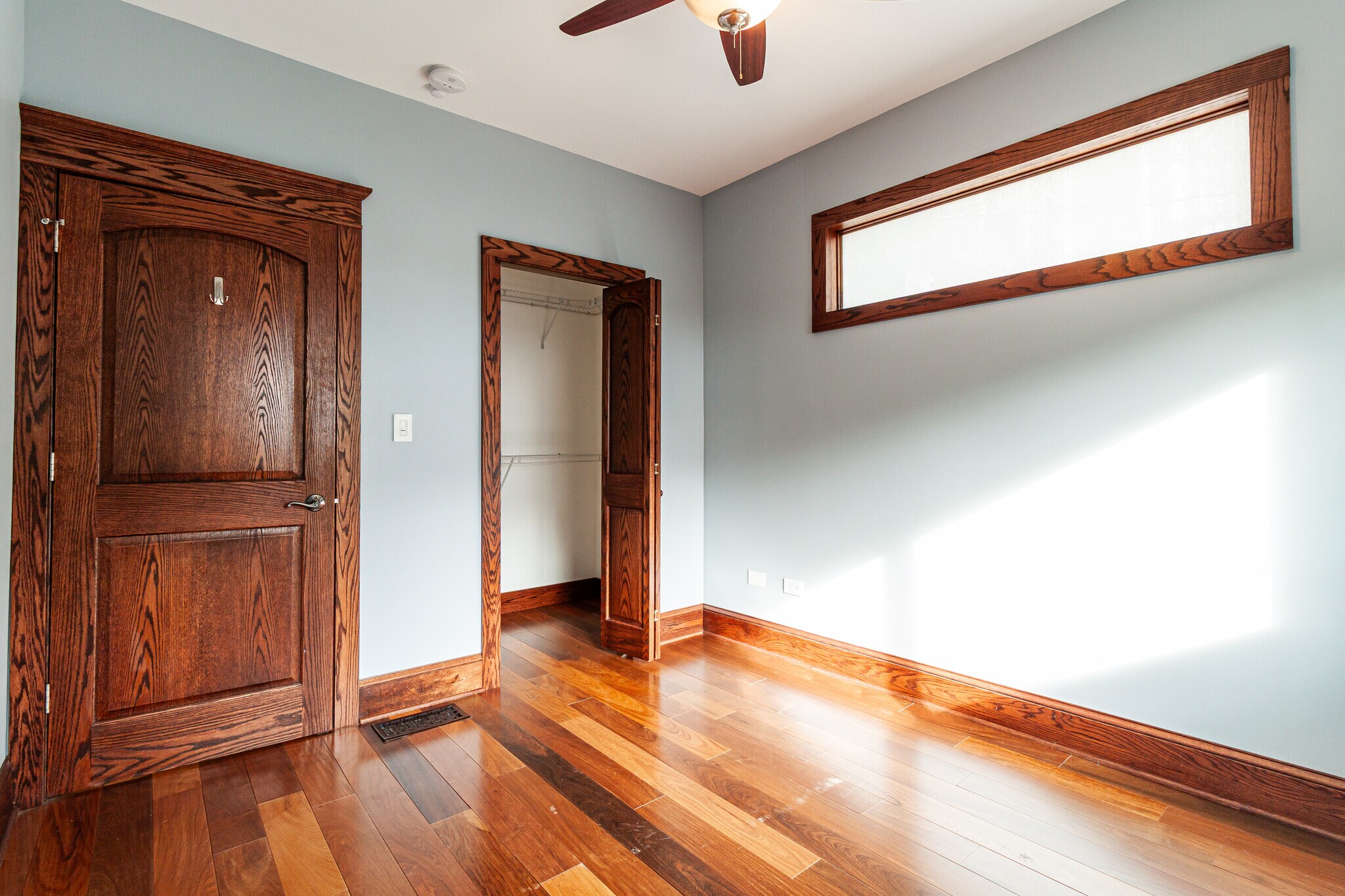 Building Photo - 1019 W Oakdale Ave