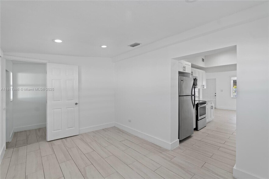 Building Photo - 641 E 44th St