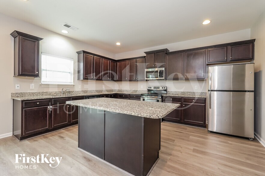 Building Photo - 3283 Grandview Club Rd