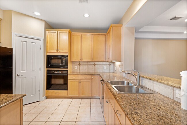 Building Photo - 2406 Calumet St