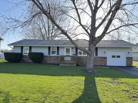Building Photo - 402 S Stockdale Ln