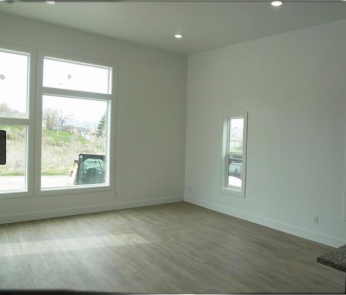 Building Photo - 1512 Surprise Valley Rd