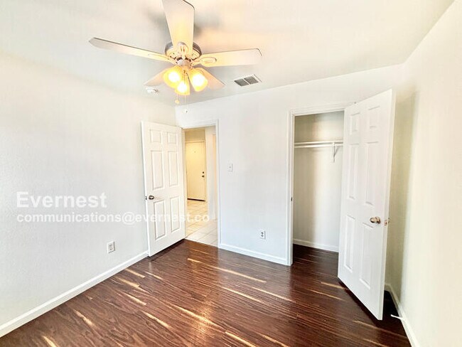 Building Photo - 12924 Kingsgate Dr