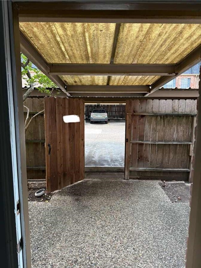 Building Photo - 355 N Post Oak Ln