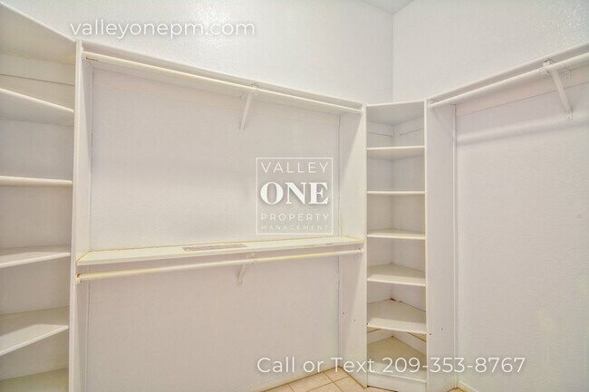 Building Photo - Charming 4 bedroom, 2 bath single story ho...