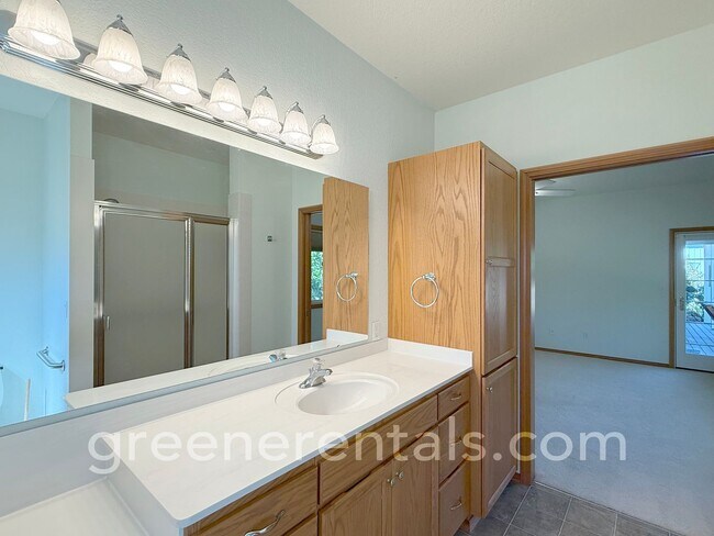 Building Photo - Spacious & Bright 3BD/3BA Home for Rent in...
