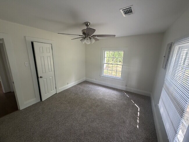 Building Photo - House for Rent