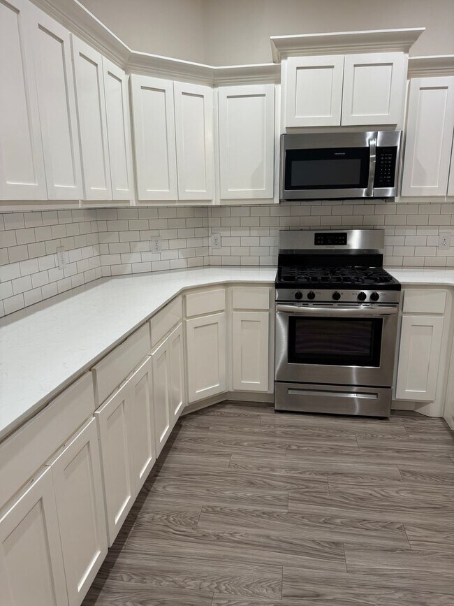 Building Photo - Charming 2 bed/2 bath in gated community The Enclave!