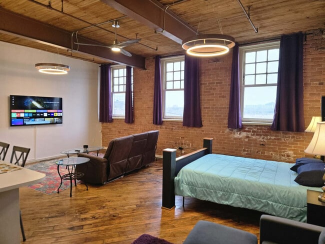 Building Photo - 226 Mt Elliott St