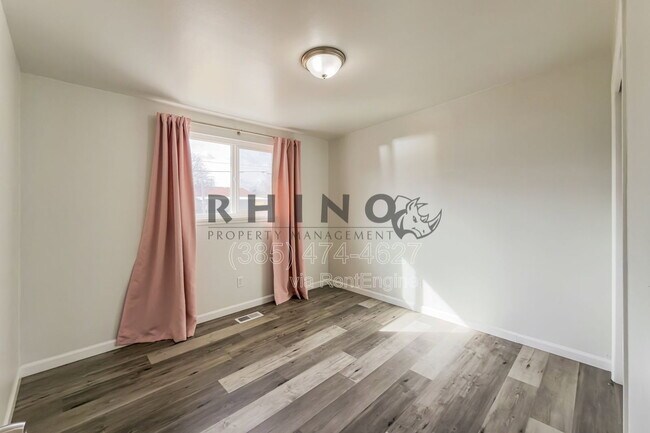 Building Photo - 1993 Champagne Ave