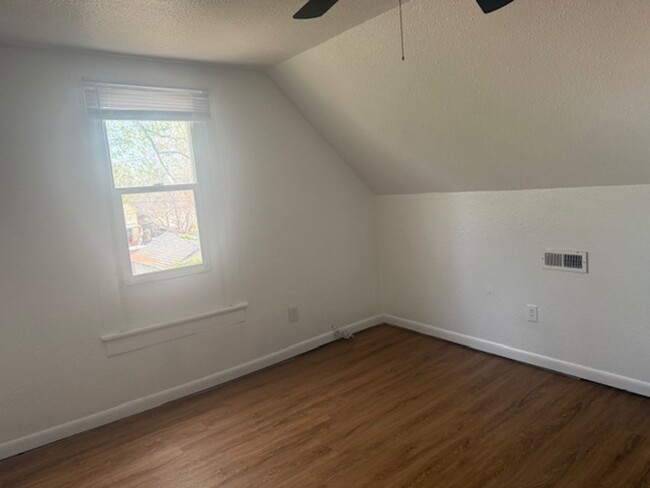 Building Photo - 2 Bedroom 1 Bath Single family home p