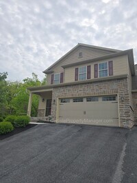 Building Photo - Duplex includes 2 car garage, laundry, pat...