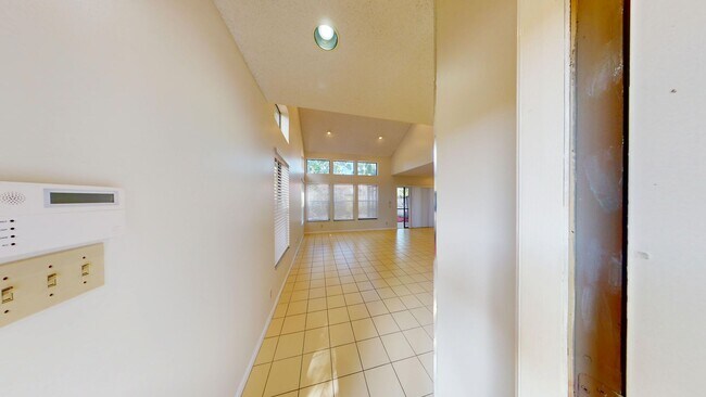 Building Photo - Spacious 3Bed/2.5Bath/Garage Home in Via Verde