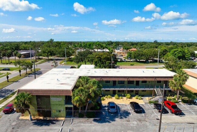 Building Photo - GORGEOUS FULLY RENOVATED 1st FLOOR 2 BEDROOM 1 BATHROOM CONDO LOCATED JUST 5 MINUTES FROM VENICE ...