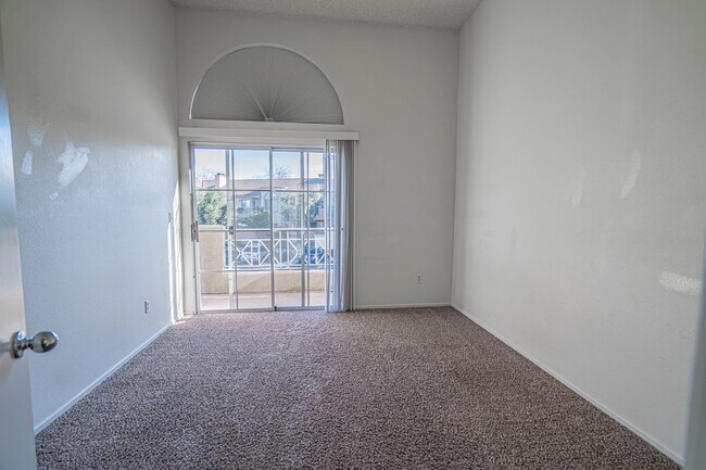 Building Photo - Santa Fe Double Primary Condo in Valencia!