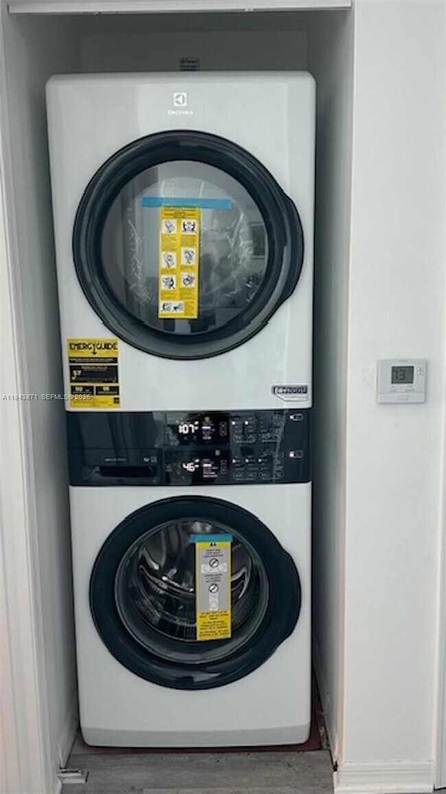 Building Photo - 951 Brickell Ave