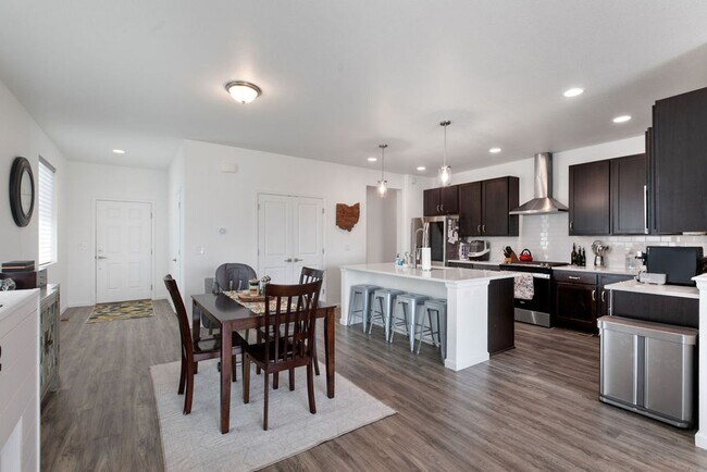 Building Photo - 4 Bedroom, 2 bath in Fort Collins - Backs ...