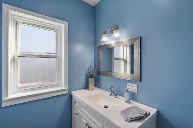 Building Photo - 1111 Bonnie Brae Pl
