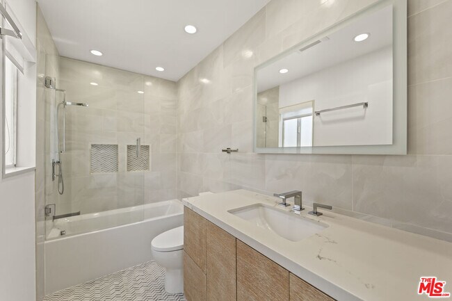 Building Photo - 13336 Maxella Ave