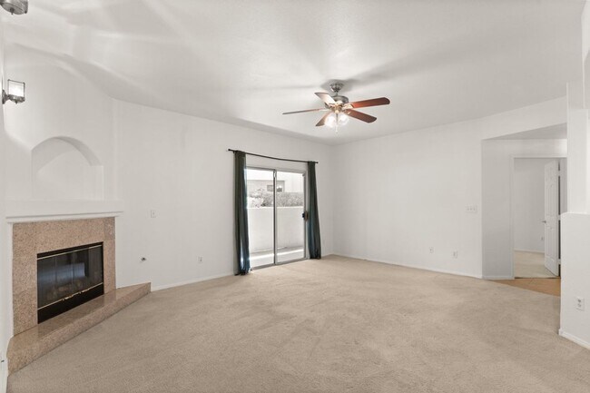 Building Photo - Beautiful 2 Bed 2 Bath ground floor condo in Guard Gated Green Valley Community. 1 Car garage!