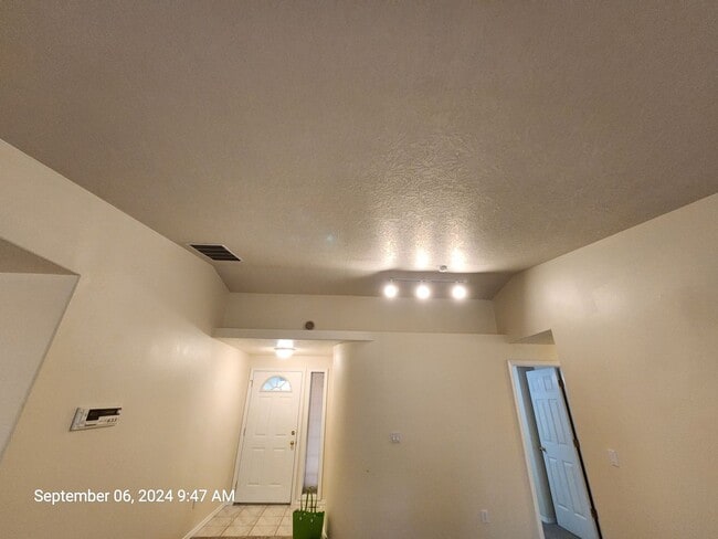 Building Photo - 531 SW Honeysuckle Ct