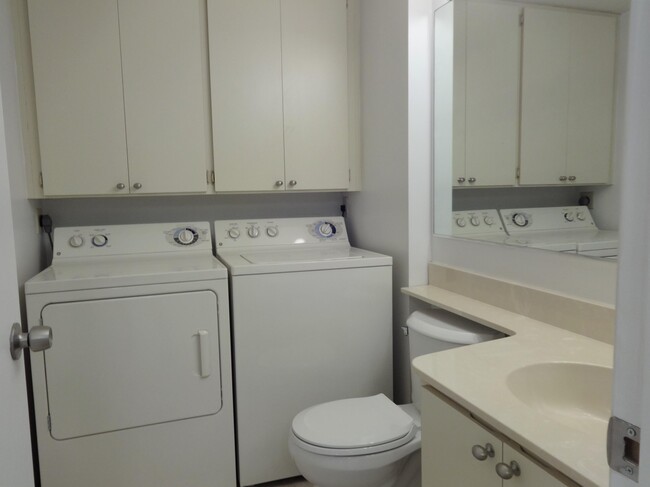Building Photo - 2425 24th Ct