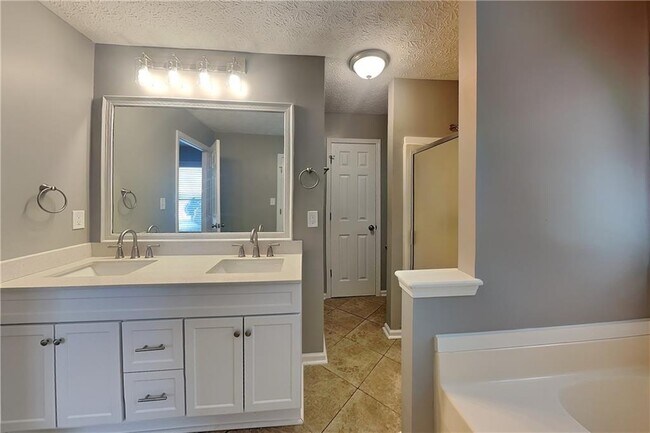 Building Photo - 211 Mill Pointe Dr