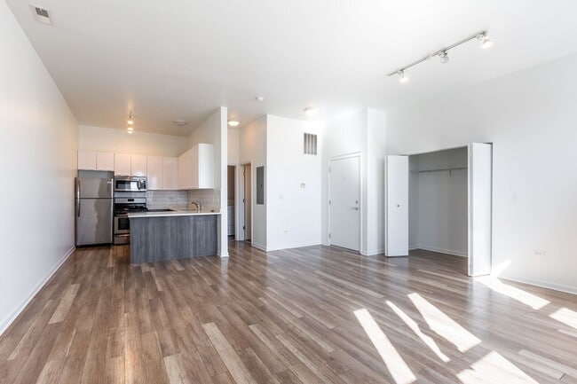 Building Photo - Spacious 3 Bed 2 Bath Duplex Up, In unit W/D in Humboldt Park!