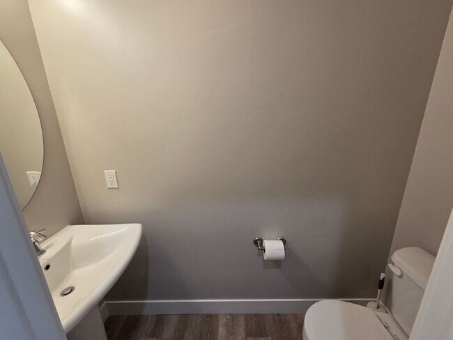 Building Photo - Like-New 3 Bed / 2.5 Bath Townhome in Prime Cedar City Location – Act Fast!