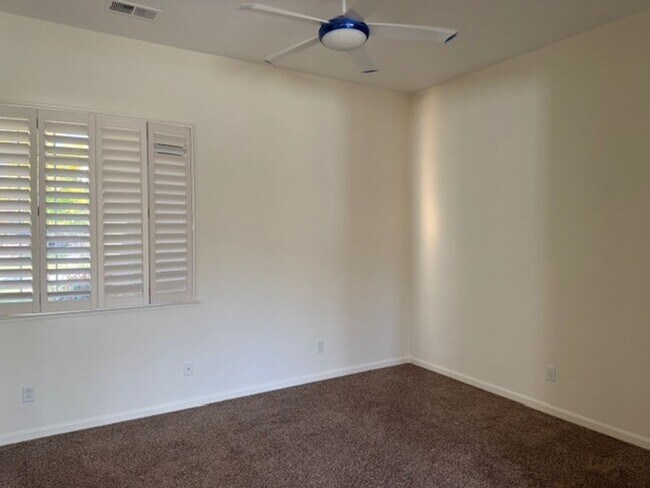 Building Photo - Three Bedroom near Dayton Golf Course