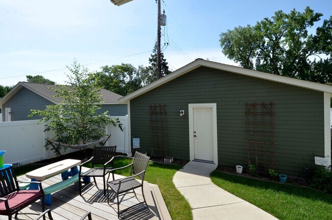 Building Photo - Beautiful 4-Bed 3-Bath Home in Minneapolis - Available 9/10!