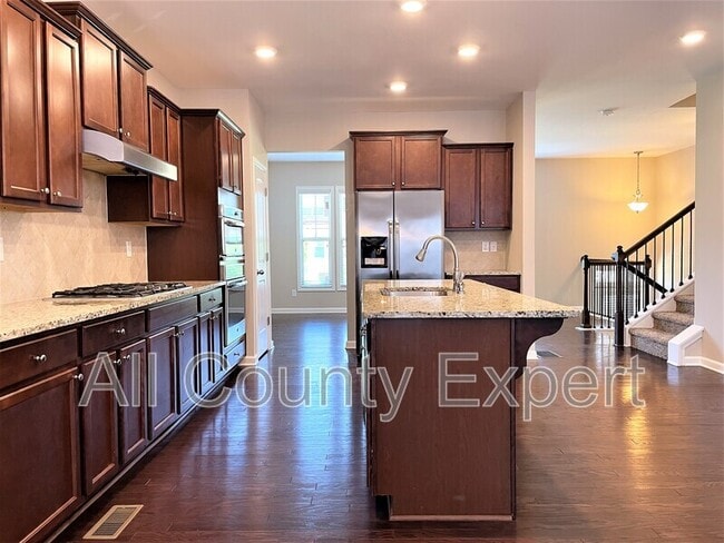 Building Photo - 912 Rose Way