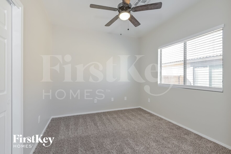 Building Photo - 11071 W Willow Field Dr