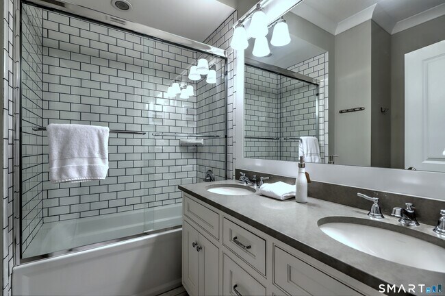 Building Photo - 30 Narrow St