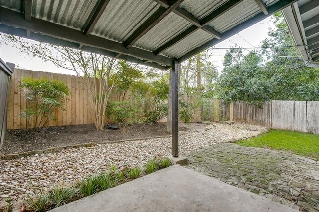 Building Photo - 2313 La Casa Dr