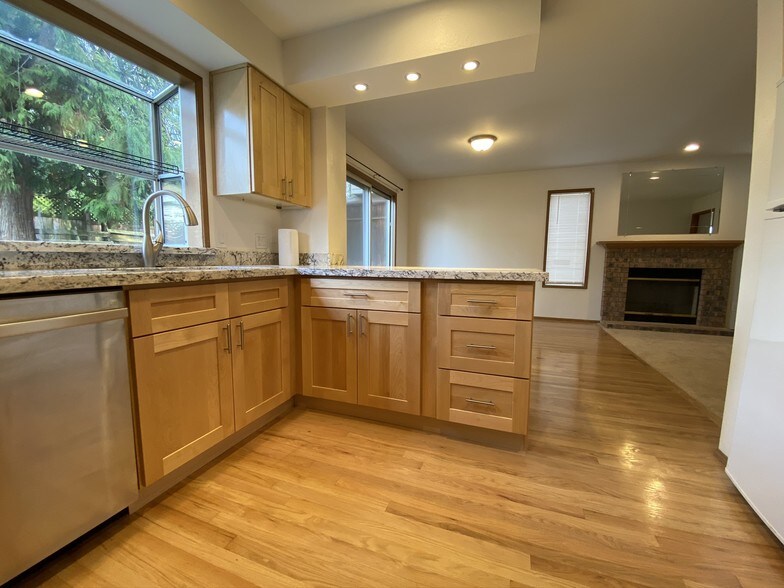 Building Photo - 648 S 32nd Pl