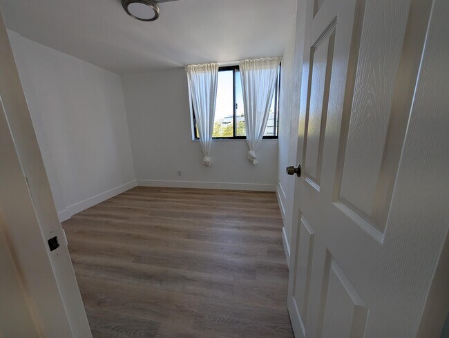 Building Photo - 2715 Tigertail Ave