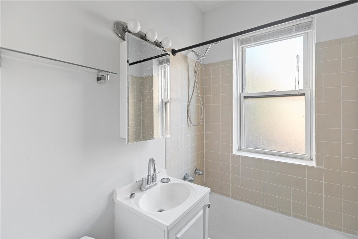 Building Photo - 658 W Oakdale Ave