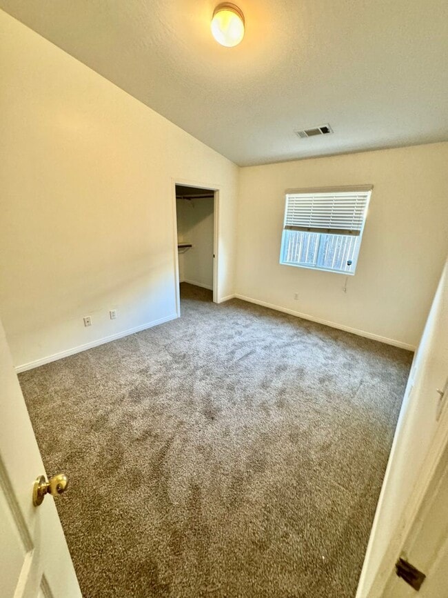 Building Photo - Make yourself at home in this delightful B...