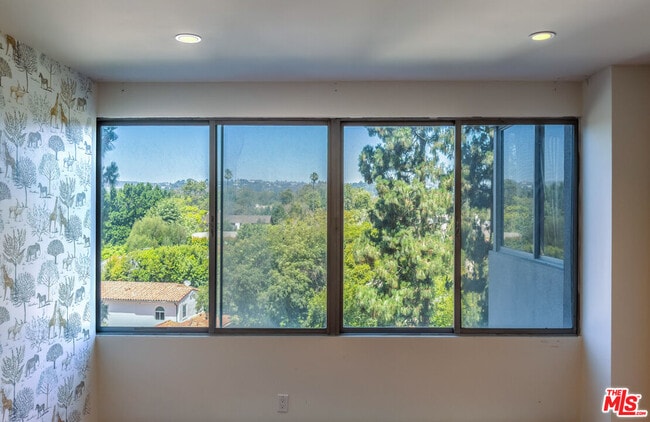 Building Photo - 865 Comstock Ave