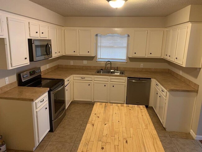 Building Photo - 1006 Poppets Way