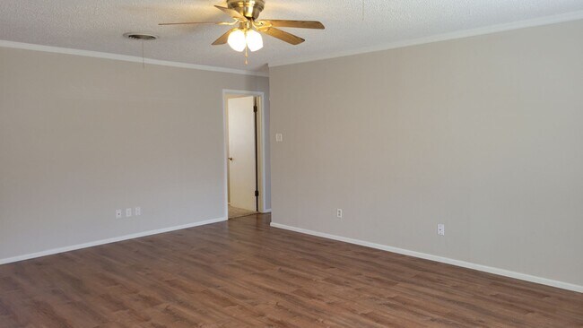 Building Photo - Leasing now! Cozy and comfortable 3/2/2 Brick Home Available for August
