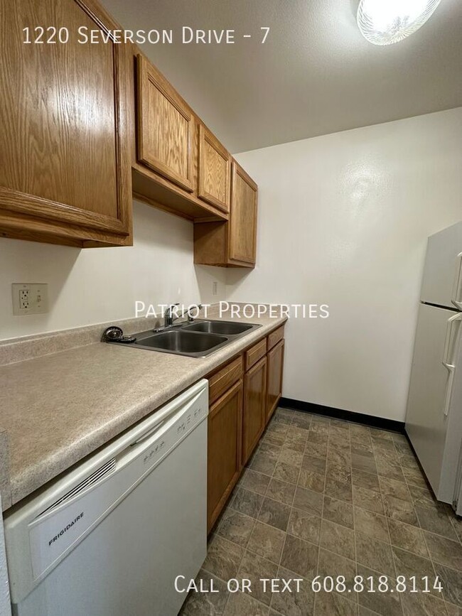 Building Photo - 1 bedroom/ 1 bath apartment in Sun Prairie...