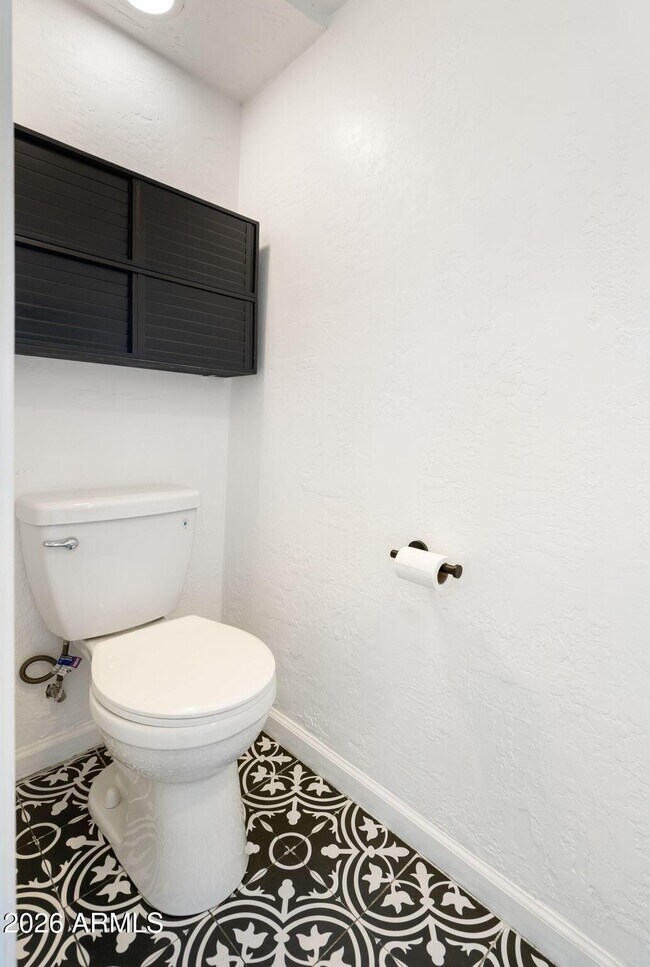 Building Photo - 930 E Whitton Ave