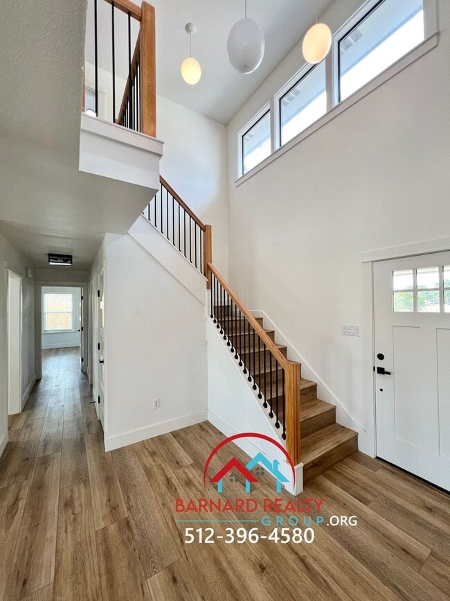 Building Photo - Country Living At It's Finest!