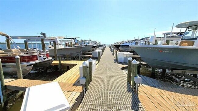 Building Photo - Bright and beautiful home in Windward Cove...